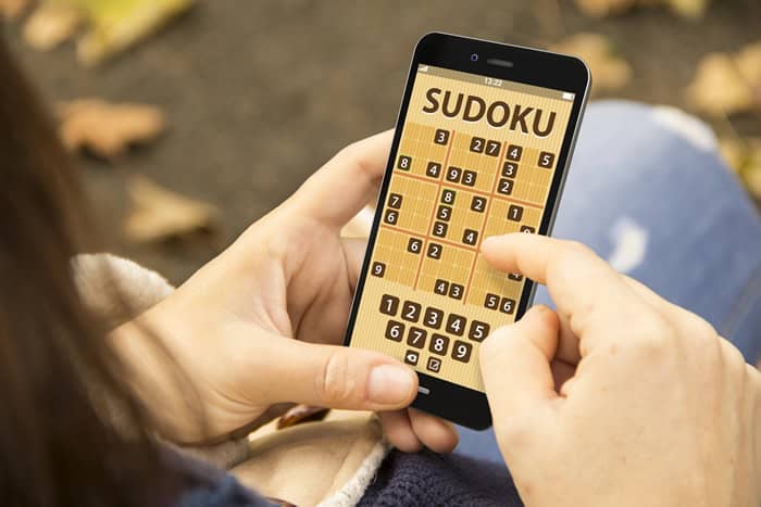 Los juegos mentales son una excelente manera de envejecer de manera saludable. Sudoku es un juego mental divertido.